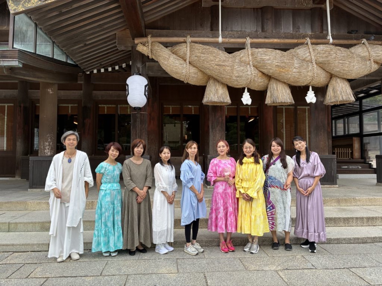 出雲大社・北島国造館の前に並ぶ、奉納演奏の奏者たち
