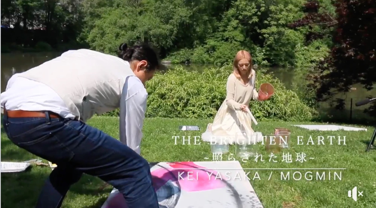 ニューヨークの公園で、八坂圭のライブペイントとともに演奏する mogmin.